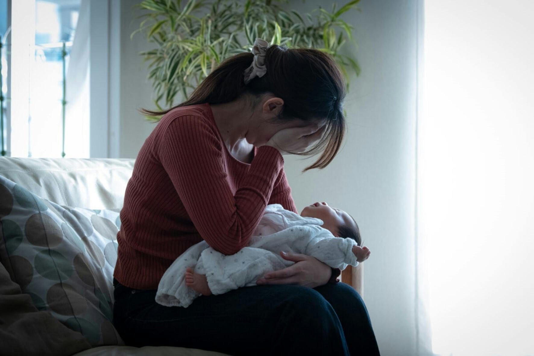 産後クライシスの症状や原因とは？対処法についても解説